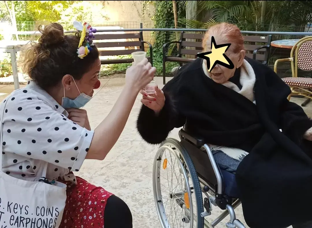 ליצנית עם דייר בכיסא גלגלים