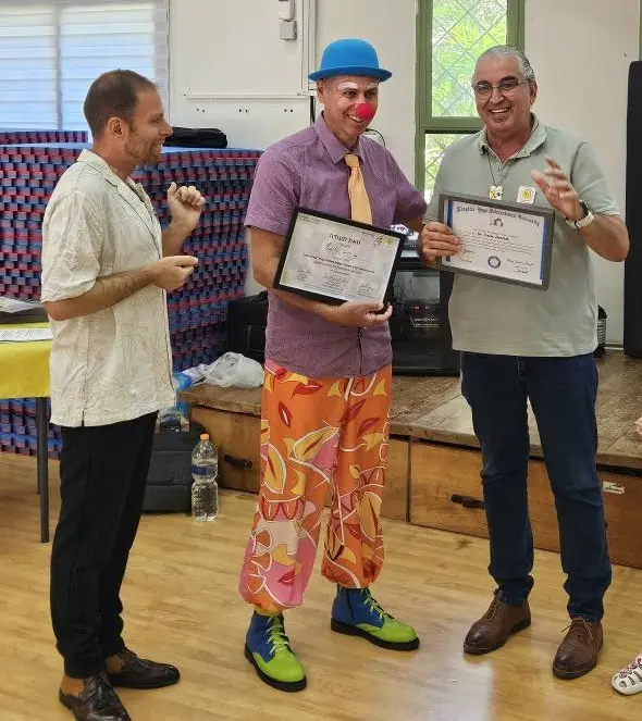 בוגר קורס מקבל תעודה בטקס סיום