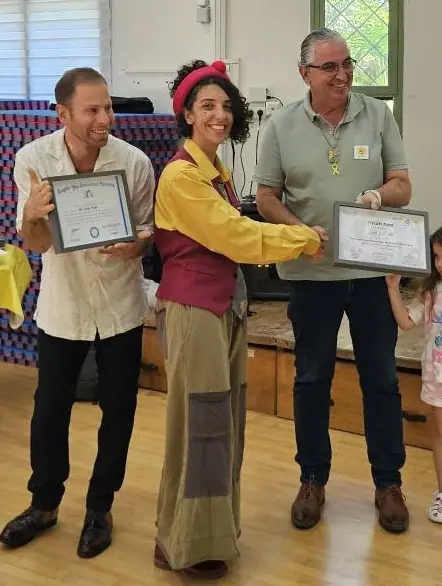 בוגרת קורס עם תעודה ושני מדריכים