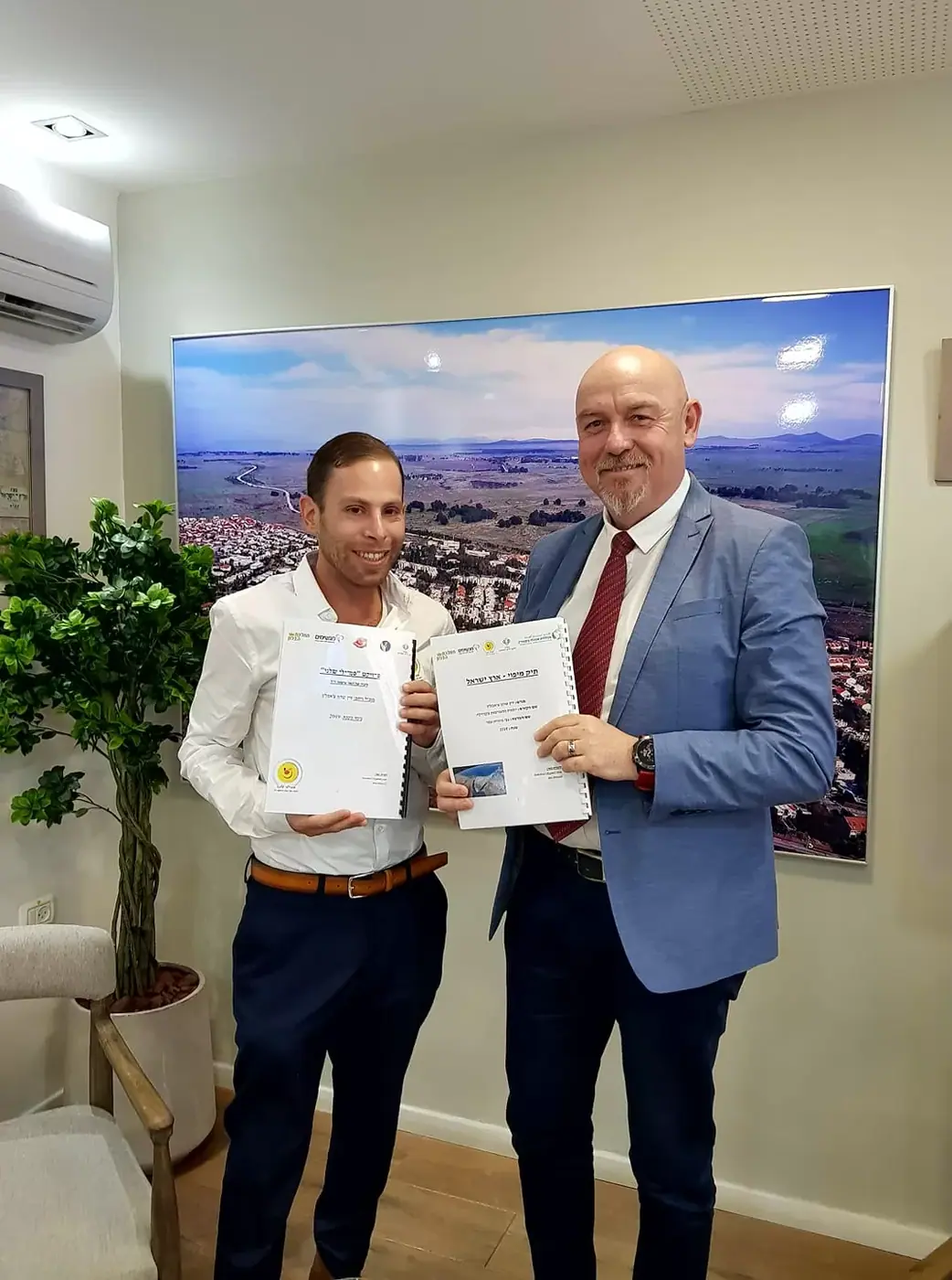 הענקת תעודה במשרד, שני אנשים בחליפות מחזיקים תעודה