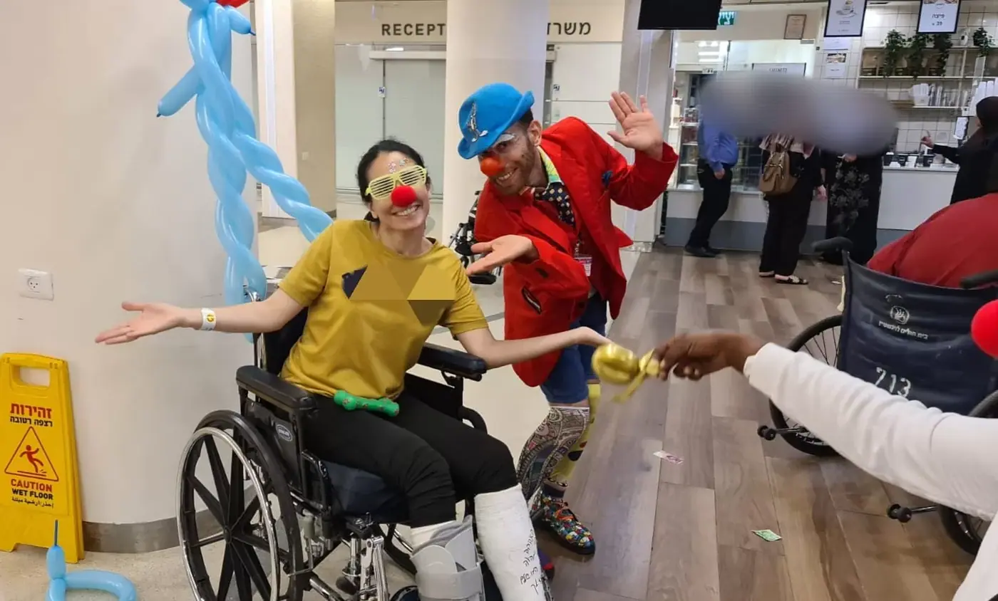 ליצנים עם מטופלים בבית חולים