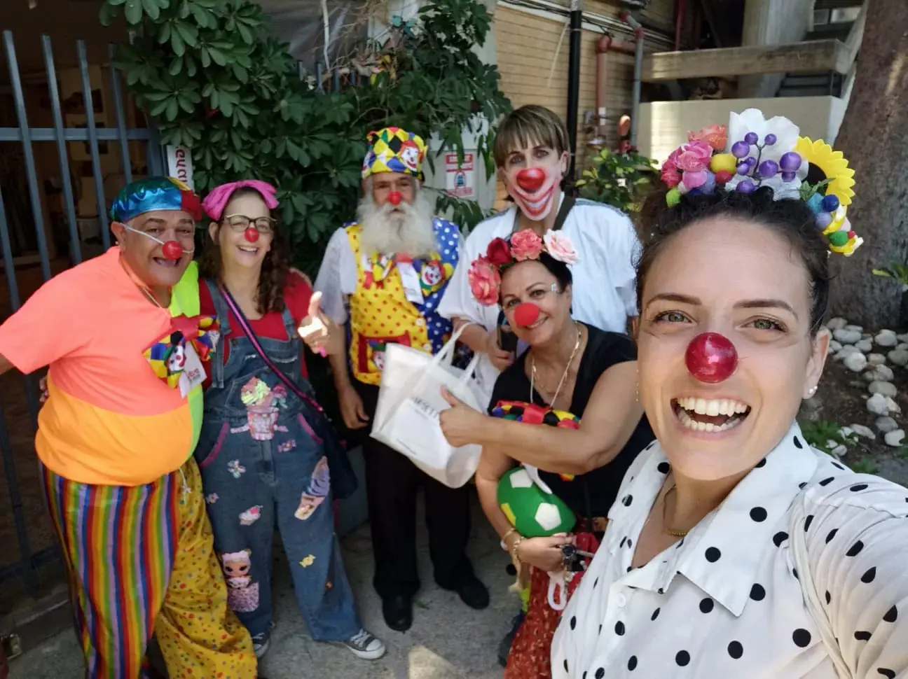 קבוצת ליצנים של סמיילי שלנו