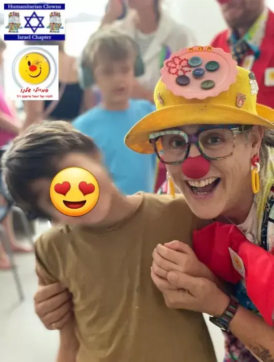 ליצנית עם ילד בפעילות