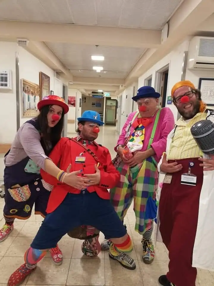 ליצנים רפואיים של סמיילי שלנו במסדרון בית חולים