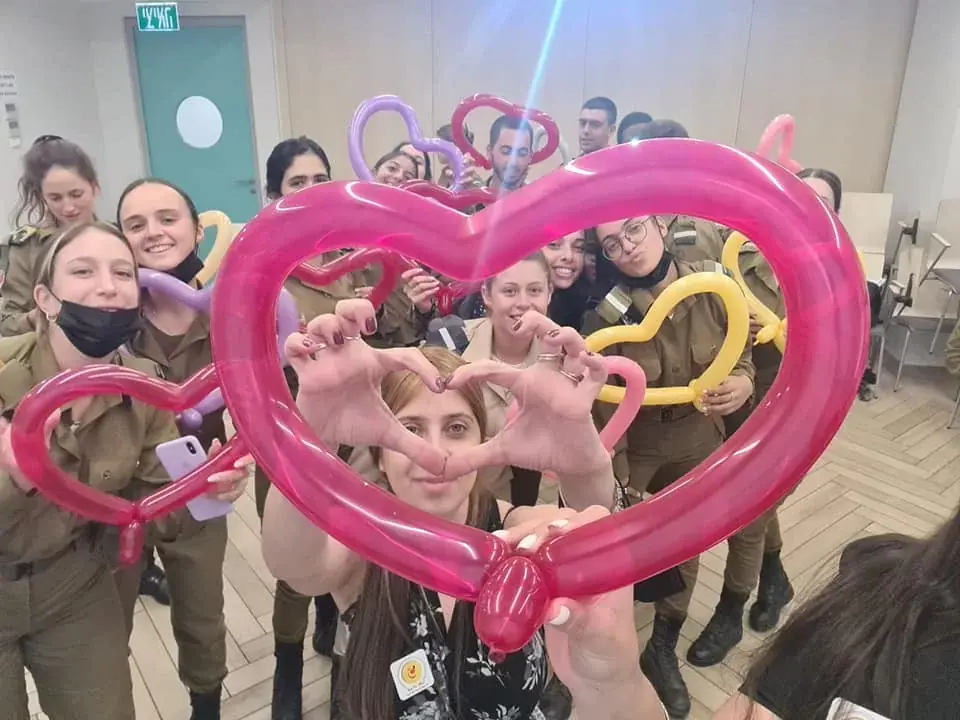 חיילים בסדנה עם לבבות מבלונים