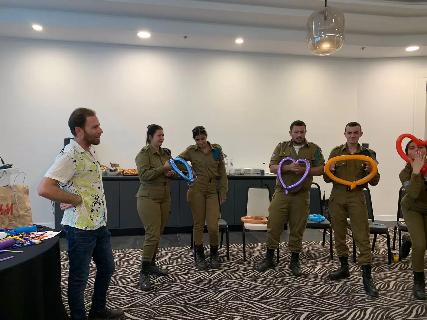 חיילים עם פסלי בלונים