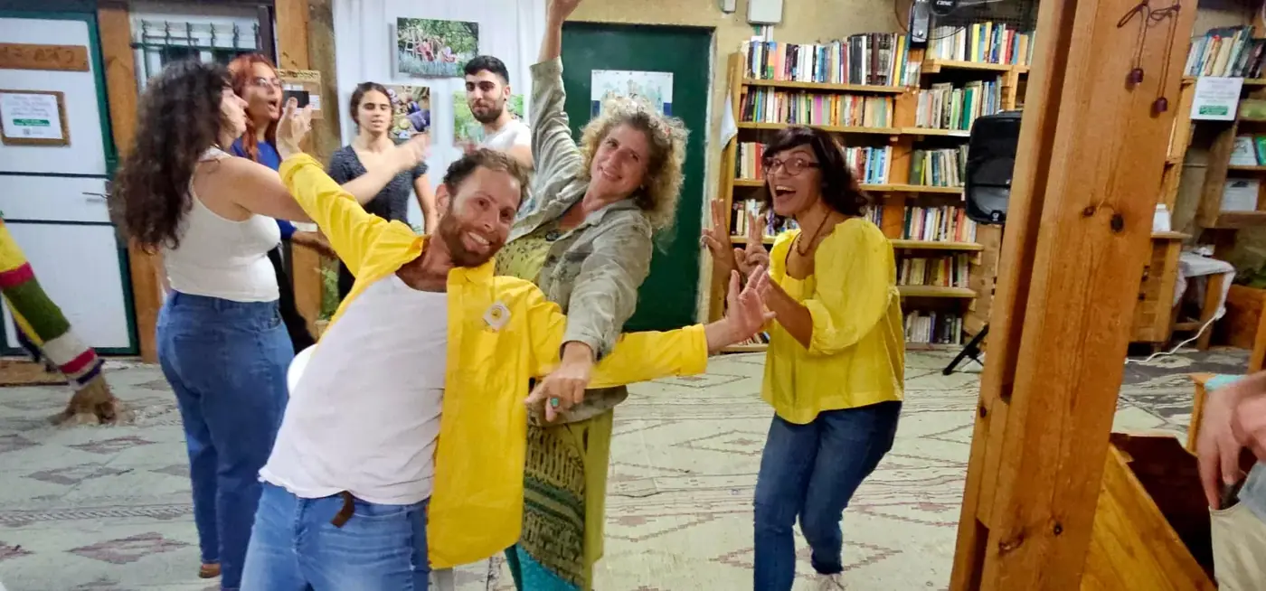 סדנת אימפרוביזציה ויוגה צחוק