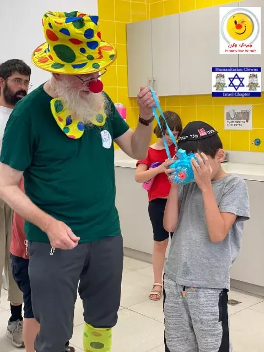 ליצן עם ילדים בפעילות בבית ספר