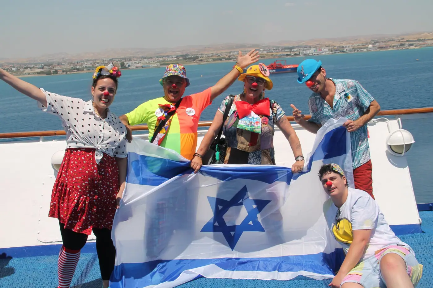 ליצנים עם דגל ישראל על סיפון